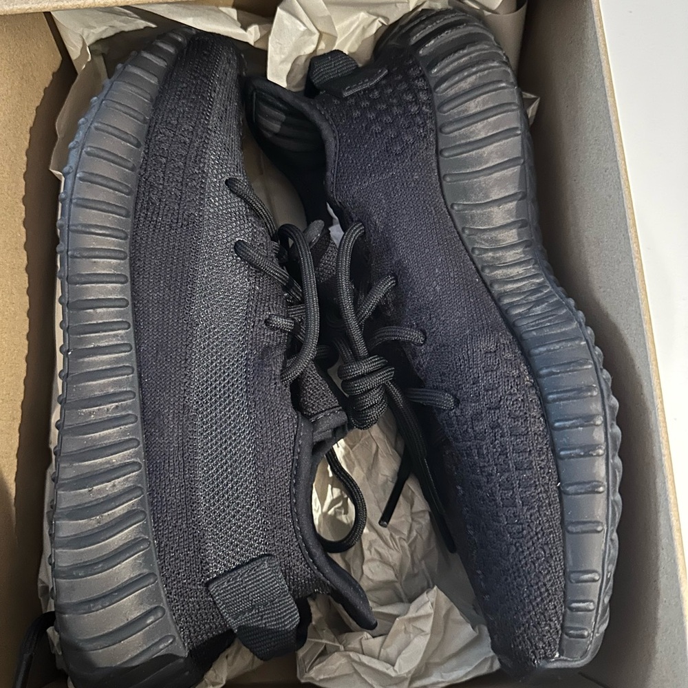 Yeezy Boost 350 V2 Triple Black Sneakers